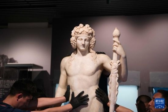 7月2日，工作人員將開箱后的古希臘文物放置在展臺上。新華社記者 張端 攝