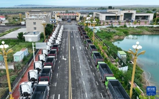 7月2日，車輛在巴克圖口岸有序出境（無(wú)人機(jī)照片）。新華社發(fā)（馬丁 攝）