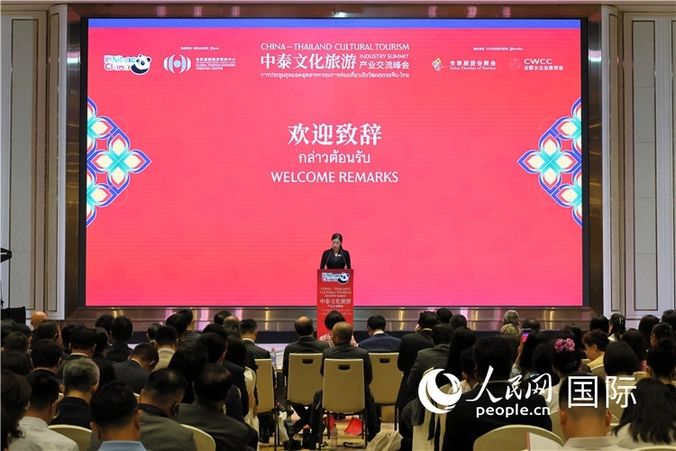 泰國(guó)文化部副部長(zhǎng)普洛伊·塔尼庫(kù)發(fā)表演講。