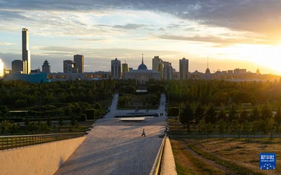 這是7月2日拍攝的哈薩克斯坦首都阿斯塔納的天際線。新華社記者 白雪騏 攝