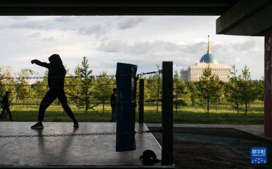 7月2日，在哈薩克斯坦首都阿斯塔納，一名男子在橋下運(yùn)動(dòng)場(chǎng)練習(xí)拳擊。新華社記者 白雪騏 攝