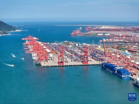 6月26日，貨輪?？吭谶B云港港集裝箱碼頭（無人機照片）。新華社記者 季春鵬 攝