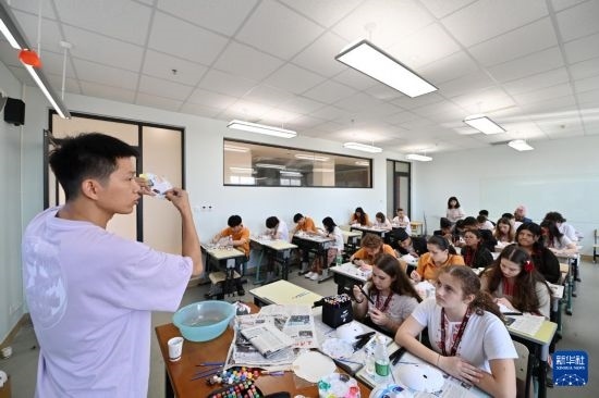 7月3日，外國(guó)學(xué)生在學(xué)習(xí)繪制京劇臉譜。新華社記者 李然 攝