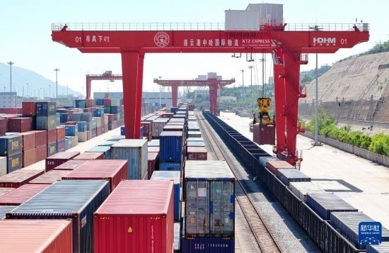 6月30日，在中哈連云港物流合作基地，大型機械在吊裝集裝箱（無人機照片）。新華社發(fā)（王健民 攝）