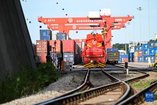 6月26日，“韓國-連云港-中亞”國際多式聯(lián)運班列從中哈連云港物流合作基地出發(fā)，駛往哈薩克斯坦、烏茲別克斯坦。班列運載的55個大柜此前于6月13日從韓國境內(nèi)發(fā)出，經(jīng)釜山港海運抵達連云港后轉(zhuǎn)由鐵路運輸。新華社記者 季春鵬 攝