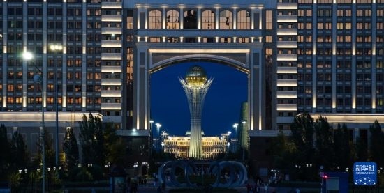 這是7月1日在哈薩克斯坦首都阿斯塔納透過一座建筑拍攝的巴伊杰列克觀景塔。新華社記者 王建華 攝