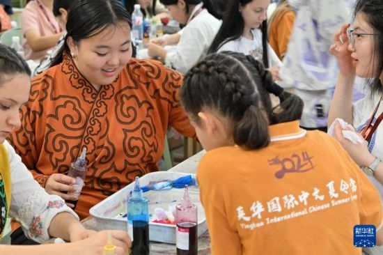 7月3日，外國(guó)學(xué)生在了解中國(guó)的染布技術(shù)。新華社記者 李然 攝