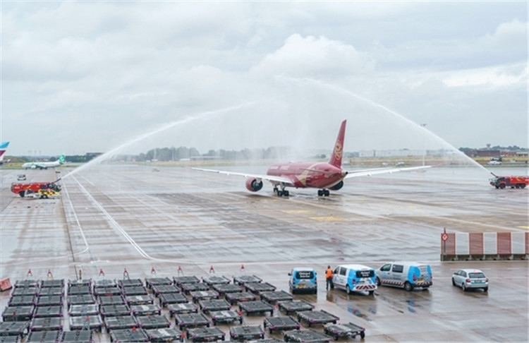 圖為布魯塞爾-上海返程航班出發(fā)前，布魯塞爾機(jī)場(chǎng)方面為返程航班舉行水門(mén)儀式。吉祥航空供圖