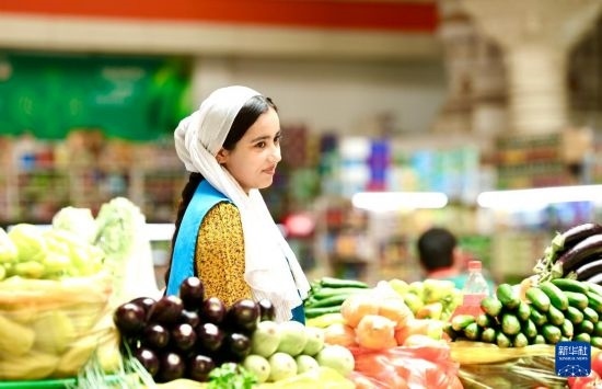 這是7月3日在塔吉克斯坦首都杜尚別大巴扎內(nèi)拍攝的營業(yè)者。新華社記者 姚大偉 攝
