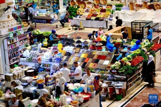 這是6月13日在塔吉克斯坦首都杜尚別拍攝的大巴扎內(nèi)景。新華社記者 鄭開君 攝