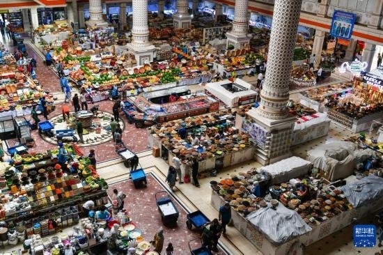 這是6月27日在塔吉克斯坦首都杜尚別拍攝的大巴扎內(nèi)景。新華社記者 曹陽 攝