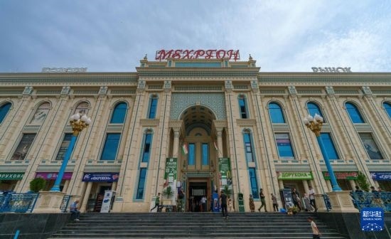 這是7月1日在塔吉克斯坦首都杜尚別拍攝的大巴扎外景。新華社記者 周荻瀟 攝