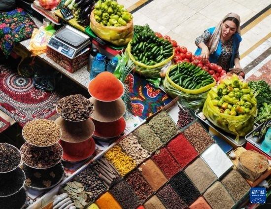 這是7月3日在塔吉克斯坦首都杜尚別拍攝的大巴扎內(nèi)景。新華社記者 燕雁 攝