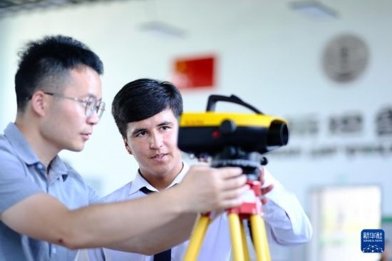 6月14日，在塔吉克斯坦首都杜尚別的魯班工坊，來自天津城市建設(shè)管理職業(yè)技術(shù)學(xué)院的老師（左）指導(dǎo)學(xué)生。新華社記者 鄭開君 攝
