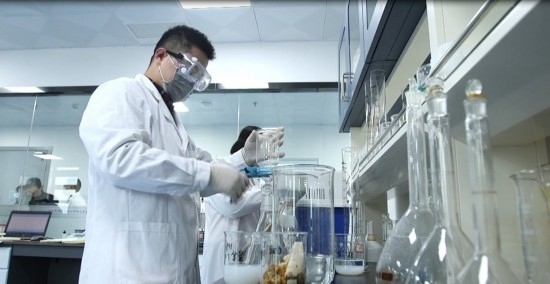 中國科學院贛江創(chuàng)新研究院科研人員在做實驗。