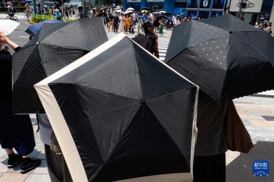 7月4日，人們在日本東京原宿的街道上等待紅綠燈。新華社記者 張笑宇 攝