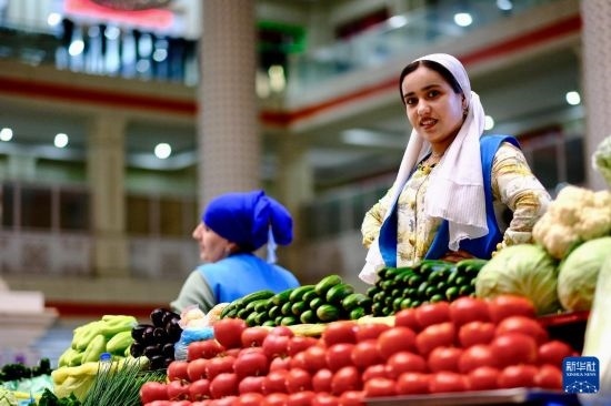 這是6月13日在塔吉克斯坦首都杜尚別大巴扎內(nèi)拍攝的營業(yè)者。新華社記者 鄭開君 攝