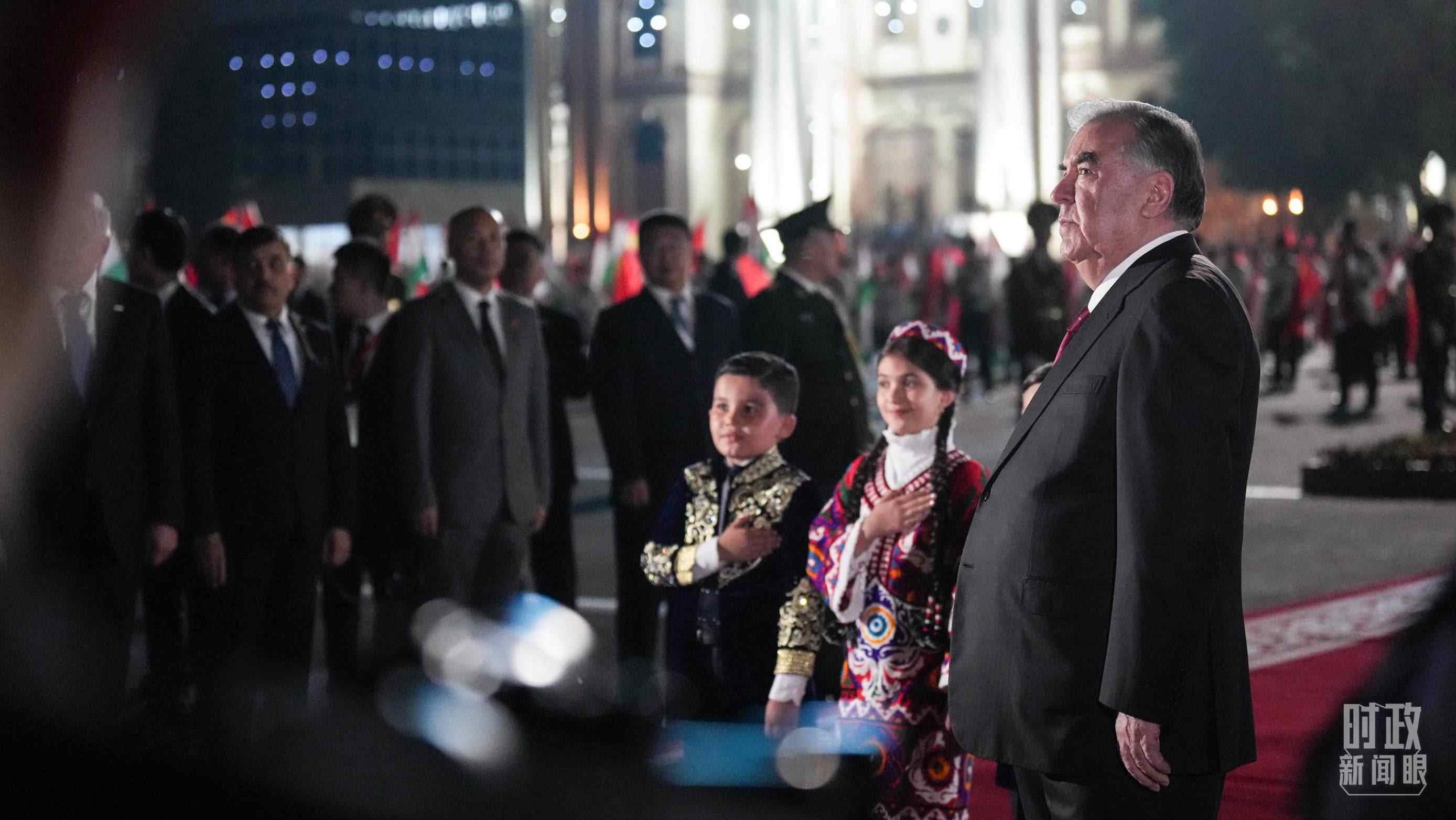 △拉赫蒙總統(tǒng)在機場迎接習主席。（總臺記者李晉拍攝）