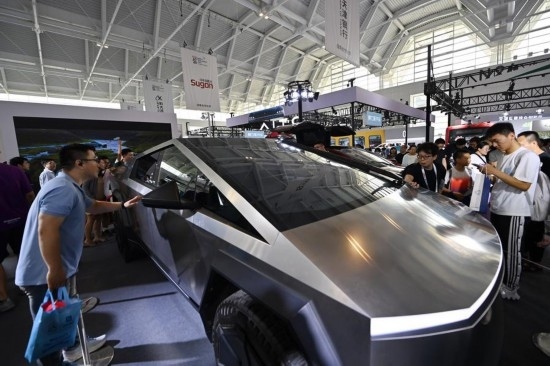 在天津舉行的2024世界智能產(chǎn)業(yè)博覽會上，觀眾在特斯拉展臺參觀（6月22日攝）。新華社記者 李然 攝