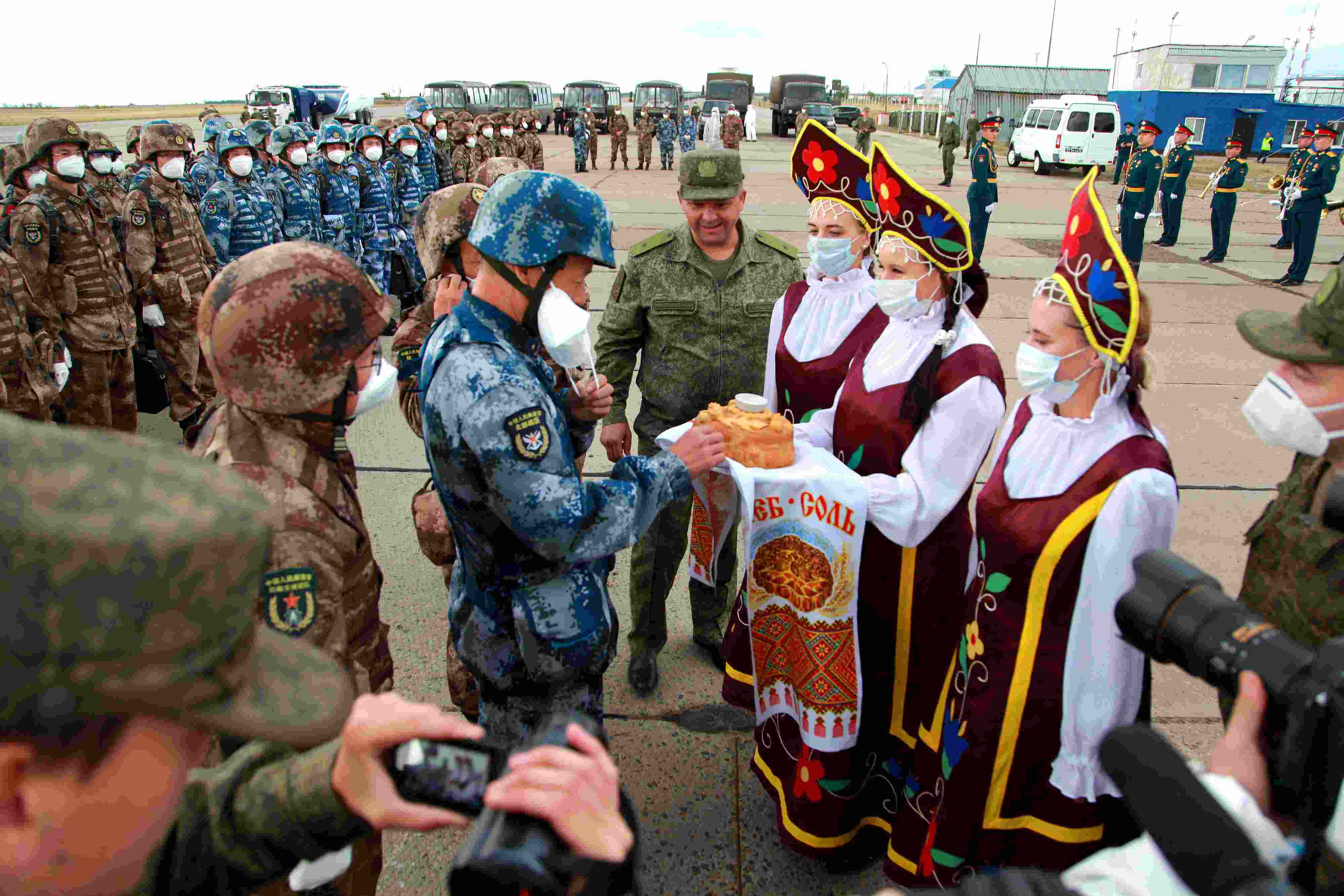 當?shù)貢r間2021年9月10日，跨境參加“和平使命-2021”上海合作組織成員國聯(lián)合反恐軍演的中方部隊導演部抵達俄羅斯奧倫堡“東古茲”靶場演習地域。圖為俄方人員為中方人員舉行歡迎儀式。