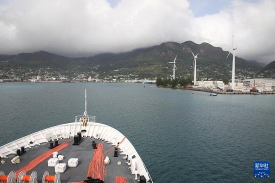 7月5日，中國海軍“和平方舟”號醫(yī)院船抵達塞舌爾維多利亞新港碼頭。新華社發(fā)（劉志磊 攝）