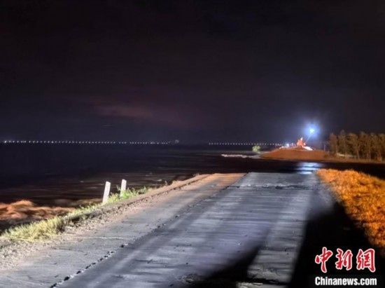  7月6日凌晨，湖南岳陽華容縣團(tuán)洲垸洞庭湖一線堤防決口現(xiàn)場。中新社記者 白祖偕 攝