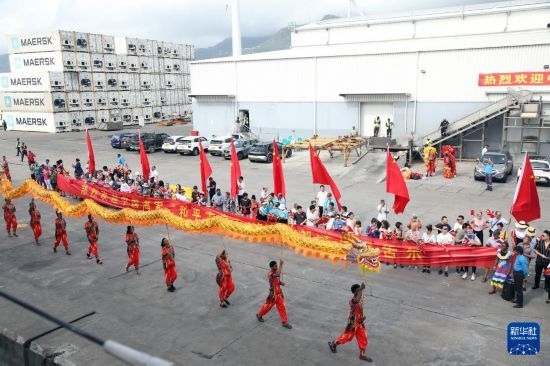 這是7月5日在塞舌爾維多利亞新港碼頭拍攝的歡迎儀式。新華社發(fā)（劉志磊 攝）