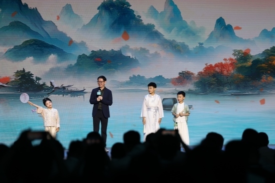 酈波與小朋友們對(duì)詩(shī)。