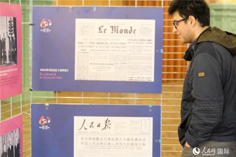 蒙達(dá)爾紀(jì)市民駐足“中法建交六十周年”圖片展。人民網(wǎng)記者 于超凡攝