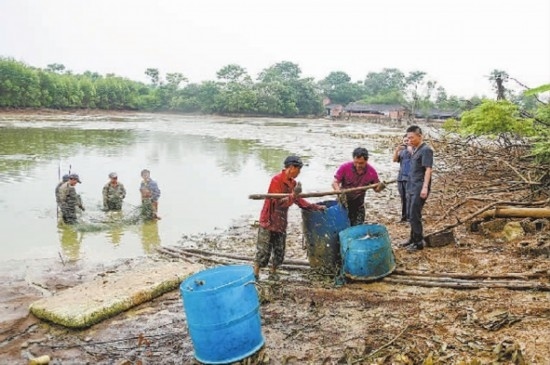 圖②：執(zhí)行干警督促凌某捕魚清塘。