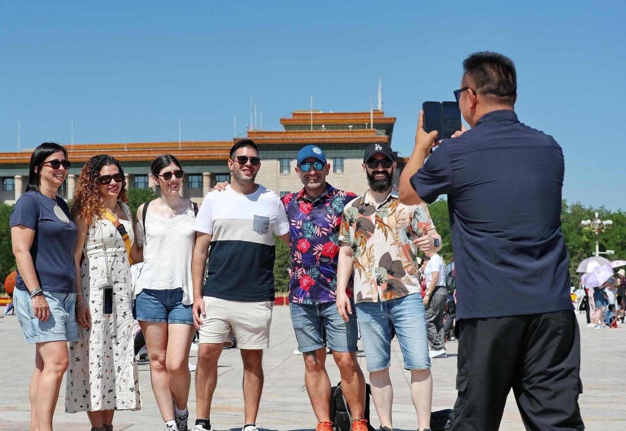 入境游持續(xù)升溫，眾多外國游客游覽天安門廣場。（圖片來源：視覺中國）