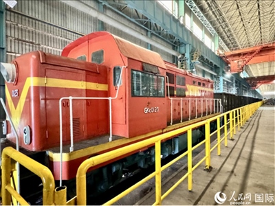 運(yùn)輸通鋼產(chǎn)品的火車。人民網(wǎng) 謝瑩攝