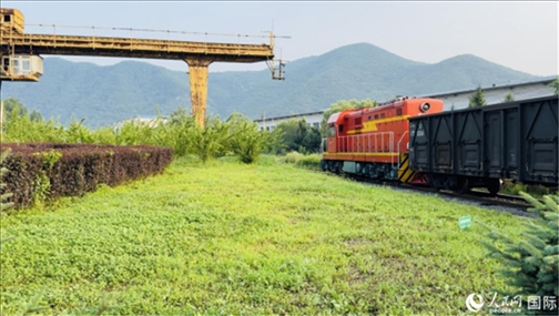 通鋼產(chǎn)品通過(guò)鐵路運(yùn)輸出場(chǎng)。人民網(wǎng) 謝瑩攝