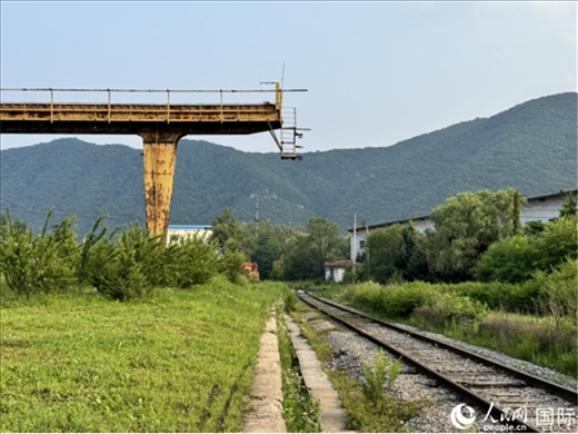 通鋼產(chǎn)品通過(guò)鐵路運(yùn)輸出場(chǎng)。人民網(wǎng) 謝瑩攝