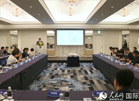 深圳市光明區(qū)委常委、副區(qū)長王芳成介紹光明科學城。人民網 許可攝