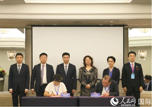雙方企業(yè)簽訂交流與合作協議。人民網 許可攝