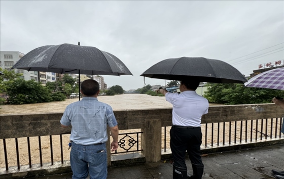 工作組在防汛一線(xiàn)開(kāi)展工作。受訪(fǎng)者供圖