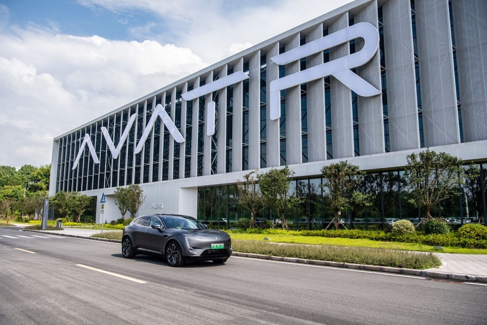 一輛新能源汽車在重慶市江北區(qū)行駛（2023年7月20日攝）。新華社記者 唐奕 攝