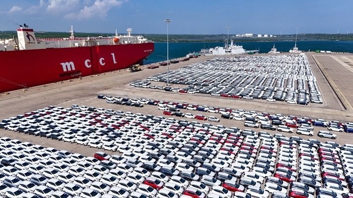 這是2024年3月28日拍攝的斯里蘭卡漢班托塔港（無人機照片）。漢班托塔港是中斯共建“一帶一路”重點合作項目，位于斯里蘭卡南端，是一座綜合性人工深水海港，許多往來亞洲、歐洲、非洲的貨船在此經(jīng)過。新華社記者 徐欽 攝