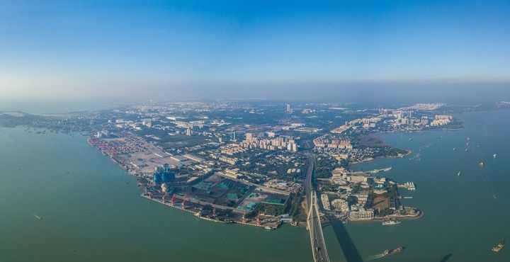 海南自貿(mào)港重點園區(qū)——洋浦經(jīng)濟開發(fā)區(qū)（2023年12月31日攝，無人機全景照片）。新華社記者 蒲曉旭 攝