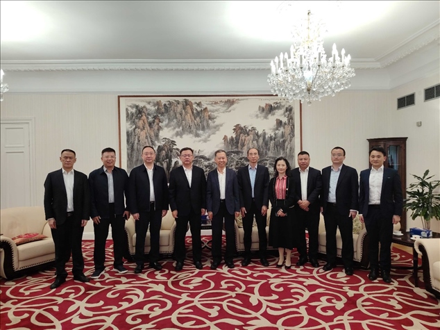 中國駐瑞典大使崔愛民(左五)會見中國中鐵股份有限公司總裁陳文健一行并合影。中國駐瑞典大使館供圖