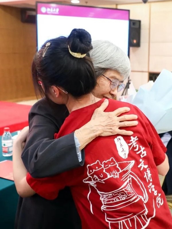 2023年，在校友向母校捐贈儀式上，鐘芳蓉與樊錦詩擁抱。校方供圖