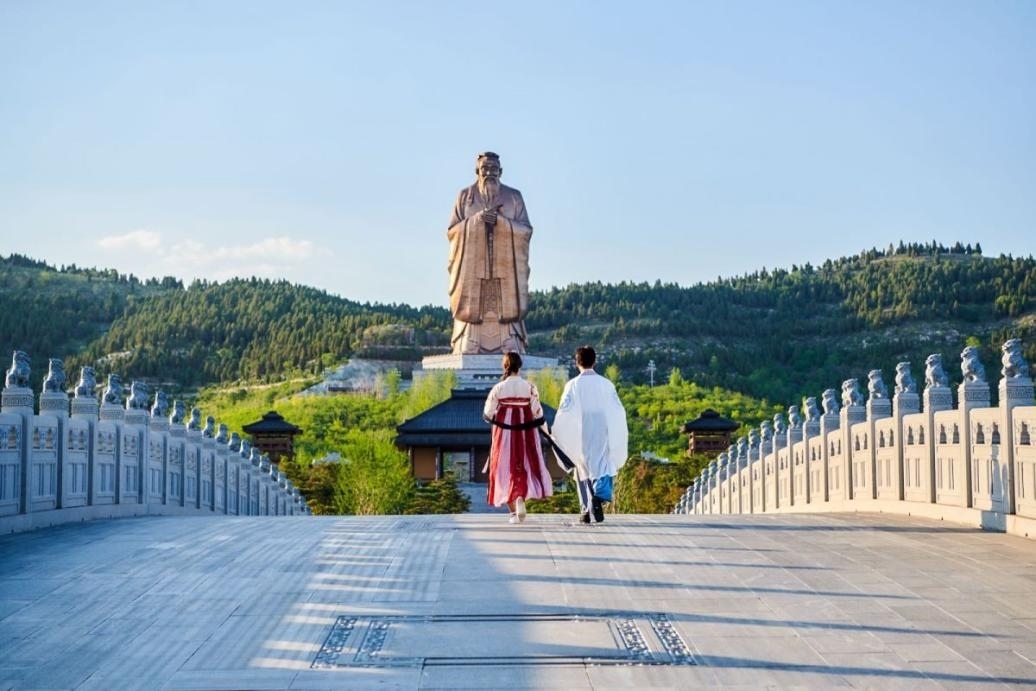 游客漫步尼山圣境領(lǐng)略古脈綿長(zhǎng)。人民網(wǎng) 喬姝攝