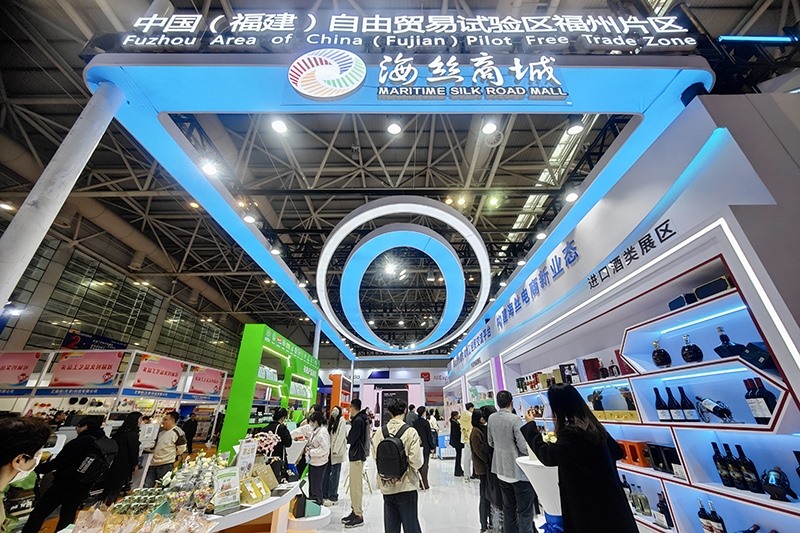 2024年3月18日，第四屆中國跨境電商交易會(huì)在福建福州開幕。展會(huì)聚焦“鏈接跨境全流域 共建電商新生態(tài)”，集聚全國80余個(gè)外貿(mào)產(chǎn)業(yè)帶的上千家供應(yīng)鏈企業(yè)。