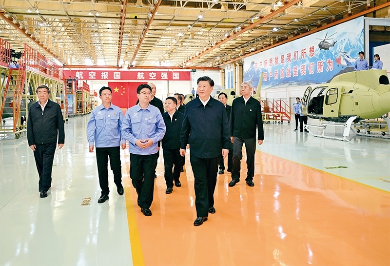 2023年10月10日至13日，中共中央總書記、國家主席、中央軍委主席習近平在江西考察。這是11日上午，習近平在景德鎮(zhèn)市昌河飛機工業(yè)（集團）有限公司考察。 新華社記者 燕雁/攝