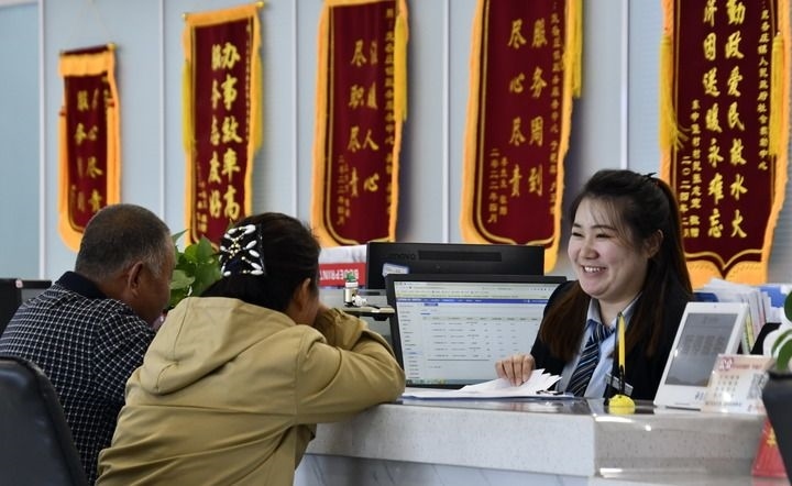 2024年3月25日，北京市大興區(qū)龐各莊鎮(zhèn)政務(wù)服務(wù)中心的工作人員耐心為群眾解答問(wèn)題。大興區(qū)龐各莊鎮(zhèn)政務(wù)服務(wù)中心用“最多跑一次”的工作理念為企業(yè)和群眾提供了便利化、精準(zhǔn)化、個(gè)性化的衍生服務(wù)。新華社記者 李欣 攝