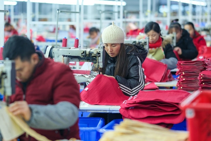 2024年1月18日，社區(qū)居民在紅安社區(qū)的鄉(xiāng)村振興就業(yè)車間工作。紅安社區(qū)是由易地搬遷安置區(qū)單獨(dú)成立的新社區(qū)，位于湖南省湘西土家族苗族自治州鳳凰縣禾庫(kù)鎮(zhèn)。新華社記者 張鋮 攝