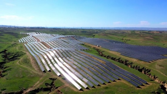 紅寺堡區(qū)發(fā)展光伏產(chǎn)業(yè)。新華社發(fā)（康國慶 攝）