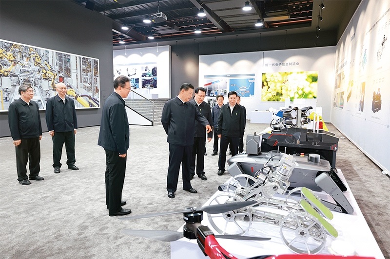 2024年4月22日至24日，中共中央總書記、國家主席、中央軍委主席習近平在重慶考察。這是22日下午，習近平參觀重慶科技創(chuàng)新和產(chǎn)業(yè)發(fā)展成果展示。 新華社記者 王曄/攝