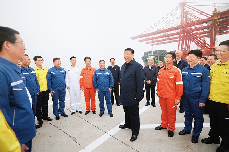 2024年5月22日至24日，中共中央總書記、國家主席、中央軍委主席習近平在山東考察。這是22日下午，習近平在日照港親切慰問港口科技工作者、運營人員、航運人員。 新華社記者 鞠鵬/攝